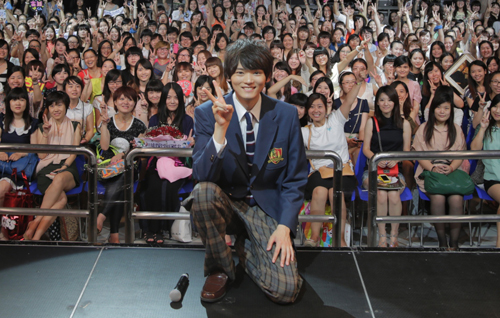 日本人俳優として中国で初めてファンミーティングを行った古川雄輝。大勢のファンを背に笑顔で記念撮影
