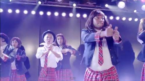 「恋するフォーチュンクッキー」のミュージックビデオでダンスを披露する戸賀崎智信氏（手前右）らスタッフ