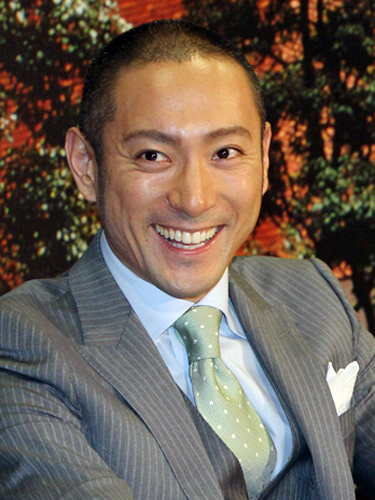 【画像・写真】市川海老蔵　２歳長女バースデーで自ら王冠かぶる