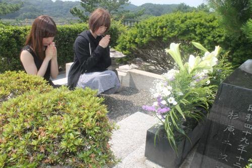 杉原千畝さんの墓前に手を合わせるＡＫＢ４８の片山陽加、佐藤亜美菜