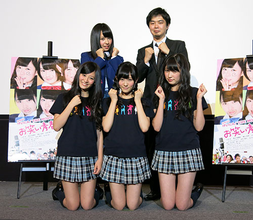 舞台あいさつで笑顔を見せる（前列左から）上西恵、矢倉楓子、吉田朱里（後列同）山田菜々、内田秀実監督