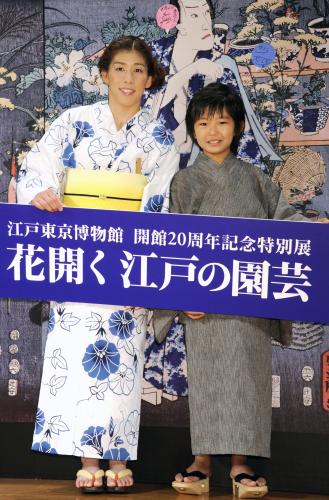 江戸東京博物館の内覧会に登場した加藤清史郎（右）とレスリング女子の吉田沙保里選手