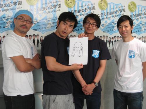 結婚報告会見で相手の似顔絵を披露する浜谷健司（左から２人目）。右から東貴博、神田伸一郎、ビッグダディに扮して登場したはなわ