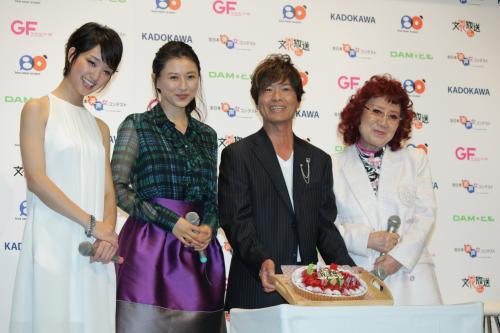「全日本美声女コンテスト」概要説明記者会見で、還暦を祝われた古谷徹（右から２番目）と（左から）剛力彩芽、菊川怜、野沢雅子