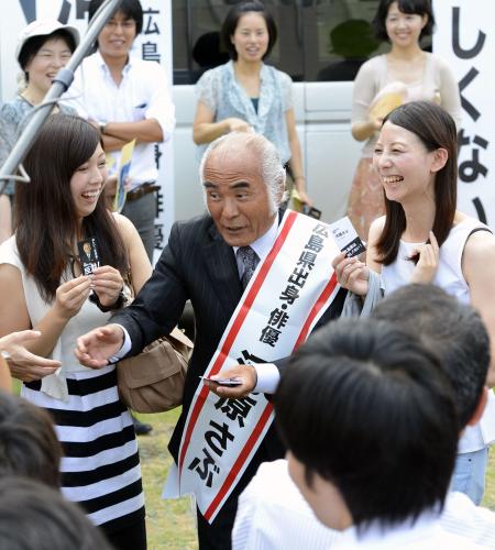 広島県のＰＲイベントで、集まった人たちに名刺を配る俳優の河原さぶ