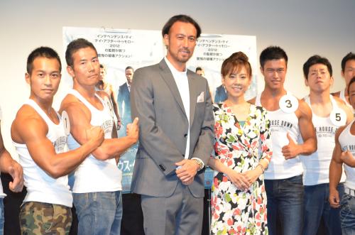 映画「ホワイトハウス・ダウン」イベントで、タンクトップ姿の男性に囲まれる高橋真麻と田中マルクス闘莉王