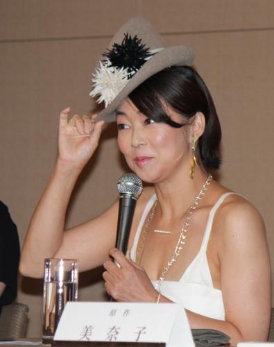 映画「ハダカの美奈子」製作発表記者会見で帽子に手をかけおどける中島知子