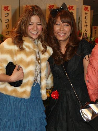 スザンヌ（左）と里田まい（２００９年１１月）
