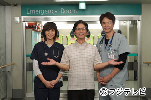 フジテレビ「救命病棟２４時」でドラマ初出演する「ＤＲＥＡＭＳ　ＣＯＭＥ　ＴＵＲＥ」の中村正人（中央）。左は松嶋菜々子、右は時任三郎
