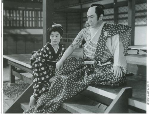 １９５９年公開の映画「江戸っ子判官とふり袖小僧」で共演した美空ひばりさんと片岡千恵蔵さん