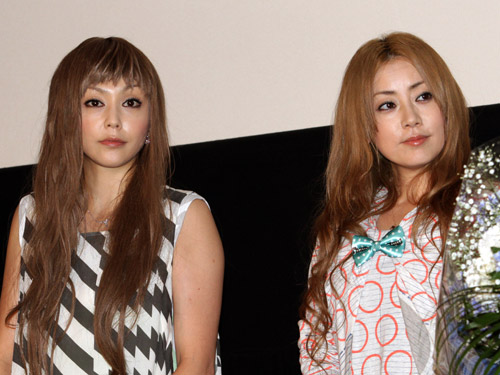 「ＰＵＦＦＹ（パフィー）」の吉村由美（左）と大貫亜美