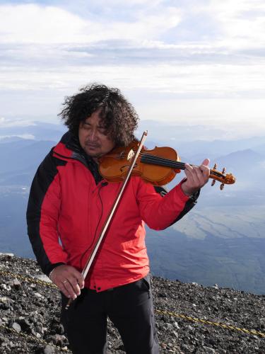 富士山頂でバイオリンを奏でる葉加瀬太郎