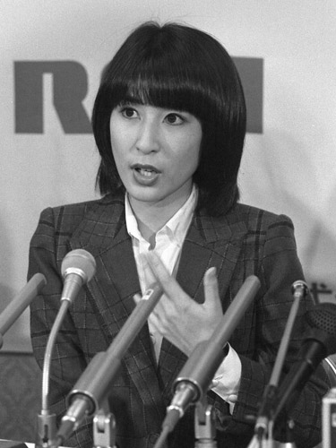 １９７９年１０月１７日、引退会見する藤圭子さん