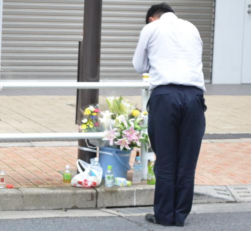 藤圭子さんが転落しした東京・西新宿のマンション前。近隣住民らが供えたと見られる花や飲料に、道行く人が手を合わせていた