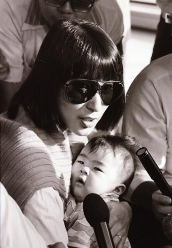 １９８３年６月３０日、ニューヨークから帰国する藤圭子と長女・宇多田ヒカル