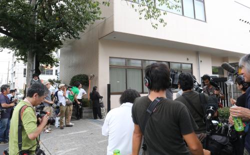 藤圭子さんの遺体が安置されている斎場前に集まった報道陣