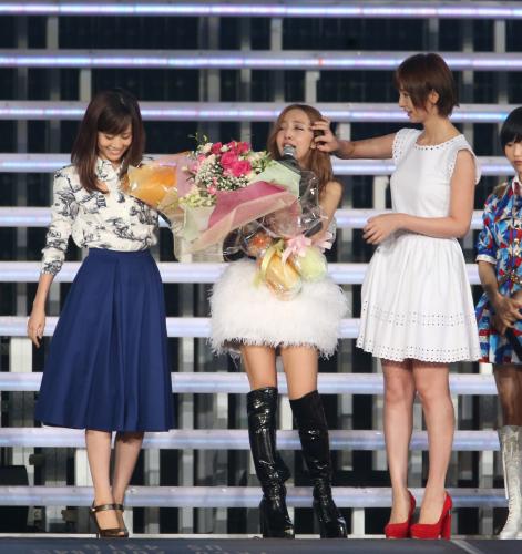 アンコールの最中、前田敦子（左）、篠田麻里子（右）から花束を贈られ涙する板野友美