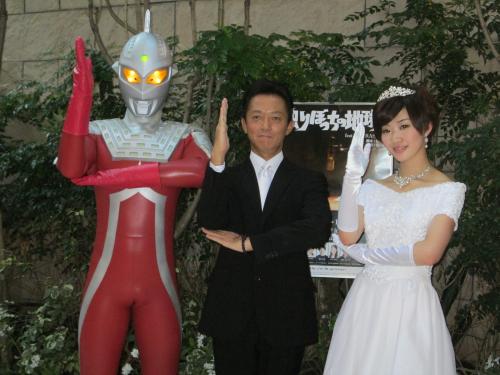 舞台「独りぼっちの地球人」の製作発表にウエディングドレス姿で登場したＡＫＢ４８の田名部生来（右）。主演の風見しんご（中央）と、舞台に登場するウルトラセブン。