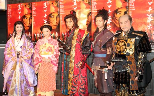 舞台「真田十勇士」初日を前に、勢ぞろいした（左から）賀来千香子、倉科カナ、上川隆也、柳下大、里見浩太朗