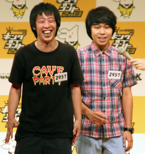 「キングオブコント２０１３」決勝進出を喜ぶ「さらば青春の光」の森田哲矢（左）と東口宜隆