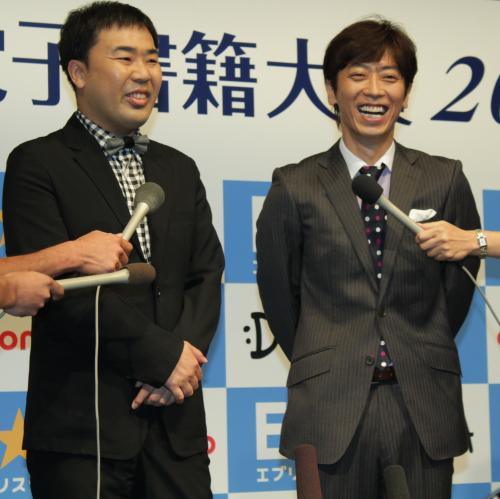 「Ｅ☆エブリスタ　電子書籍大賞２０１３　授賞式」で結婚について語るフットボールアワーの後藤輝基（右）と岩尾望