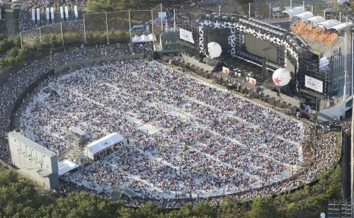 サザンオールスターズのコンサート会場となった茅ケ崎公園野球場で開演を待つファン