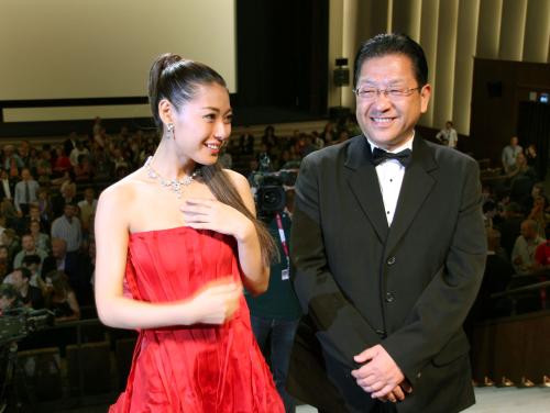 ベネチア国際映画祭で宮崎駿監督の新作「風立ちぬ」が上映され、観客の拍手に応える滝本美織（左）とスタジオジブリの星野康二社長