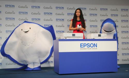 エプソン「カラリオ」新ＣＭ発表会で、ＣＭキャラクター「エイさん」（左）と「ちいサメ」（右）とともにフォトセッション収まる忽那汐里