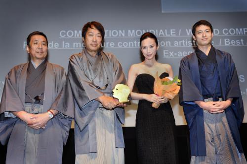 モントリオール映画祭の授賞式に出席した（左から）原作者の山本兼一氏、田中光敏監督、中谷美紀、森田プロデューサー