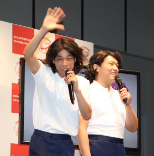 「自動車点検整備推進運動」キックオフイベントに出席したＣＯＷＣＯＷの多田健二（左）と山田與志