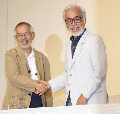 会見を終え、鈴木プロデューサー（左）と握手をかわす宮崎駿監督
