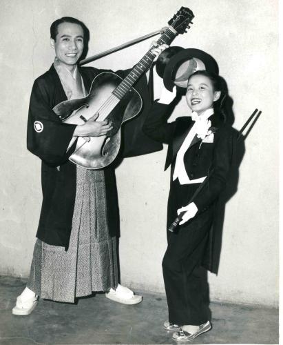 １９５０年のハワイ、米本土ツアーの音源がＣＤ化されることになった美空ひばりさん（右）の当時の写真。師匠の川田靖久氏（左）とツアーを回った