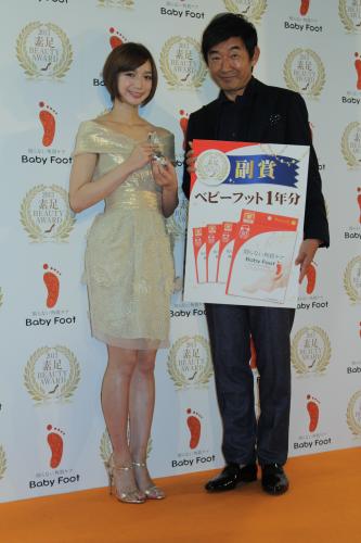 「ベビーフット　素足ビューティーアワード２０１３」授賞式に出席した芹那（左）と石田純一