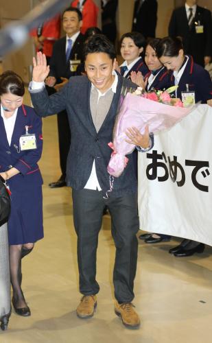 成田空港に集まった多くの人たちに手を振る太田雄貴