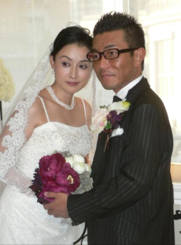 ウエディングドレス姿を披露した国生さゆり（左）とタキシード姿の甲田英司氏。１１年１月撮影