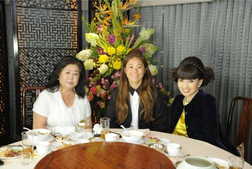 「出張！徹子の部屋　パート６」に出演する澤穂希（中央）と母・満壽子さん（左）、黒柳徹子
