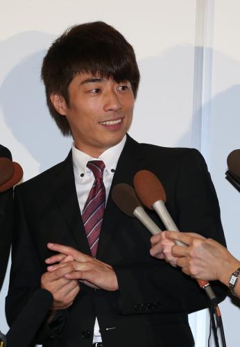番組終了後に会見した田村淳は左手薬指を触りながら質問に答える