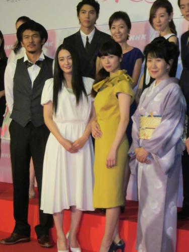 来年度前期のＮＨＫ連続テレビ小説「花子とアン」の出演者発表会見に出席した（前列左から）伊原剛志、仲間由紀恵、吉高由里子、室井滋