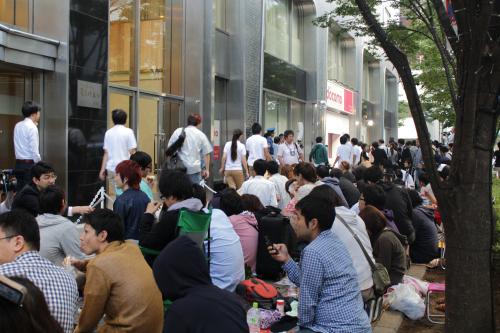 【画像・写真】新型ｉＰｈｏｎｅ　ドコモは300人行列　社長自らパン＆ジュース配る