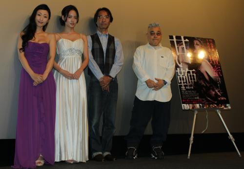 映画「甘い鞭」初日舞台あいさつに登場した（左から）壇蜜、間宮夕貴、大石圭、石井隆監督