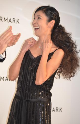 「フォーエバーマーク賞」授賞式に出席した黒木瞳。ダイヤのペンダントを贈られ笑顔