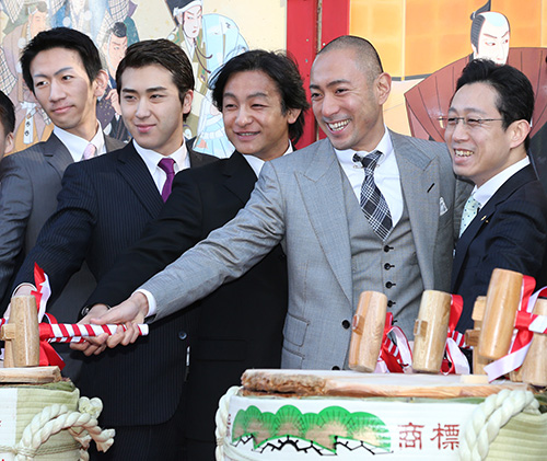 今年１月２日、「新春浅草歌舞伎」初日を迎えて鏡抜きを行う尾上松也（左から２人目）、市川海老蔵（同４人目）ら出演者