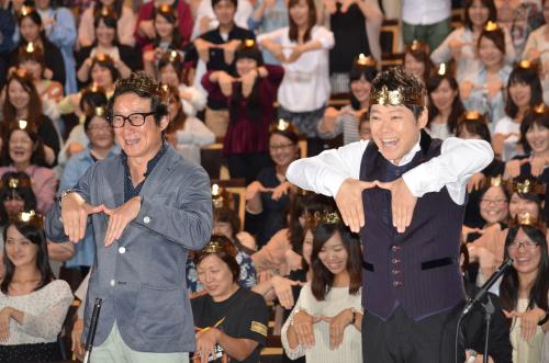 阿部サダヲ（右）と水田伸生監督は、約１０００人と「王冠をかぶり“ごめんネポーズ”」に挑戦。ギネス世界記録に認定された