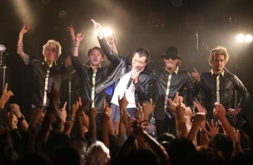 若手バンド「ＦＬＯＷ」のライブにサプライズ登場し、観客を沸かせる矢沢永吉（中央）