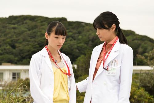 「チーム・バチスタ４　螺鈿迷宮」で姉妹の医師役を演じる栗山千明（左）と水野美紀