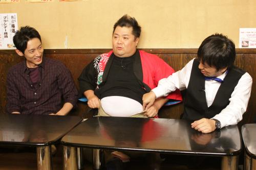 テレビ東京「腹ペコ！なでしこグルメ旅」で大食いに挑戦し、苦しそうなお腹を見せる小杉竜一（中央）。左はゲスト出演した小泉孝太郎、右は吉田敬
