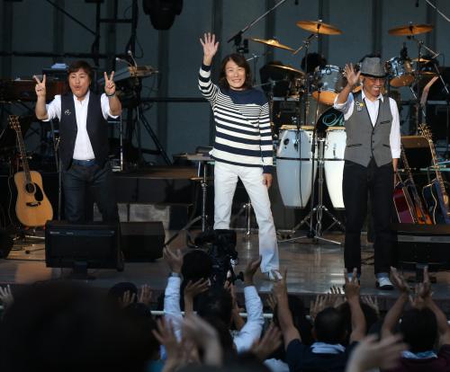 ステージに登場しファンに手を振る（左から）堀内孝雄、、矢沢透、谷村新司