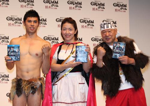 米国ドラマ「グリム」ブルーレイ＆ＤＶＤリリース記念イベントに登場した（左から）小島よしお、浜口京子、アニマル浜口氏