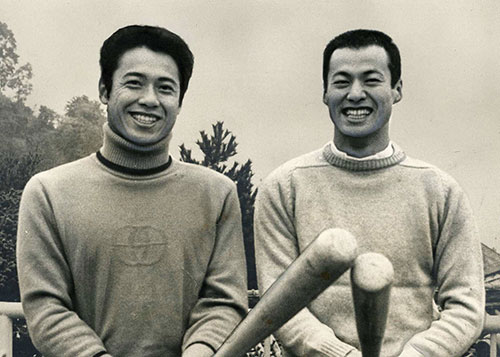 兄の島本講平（左）と活躍を誓い合う島本啓次郎（１９７７年撮影）