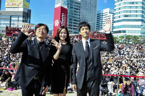 釜山国際映画祭に出席した（左から）西島秀俊、キム・ヒョジン、キム・ソンス監督